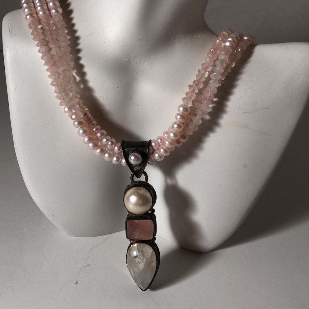 Adorno quartz, moonstone,pearls,silver pendant! On a rosequartz+pearls mini neck